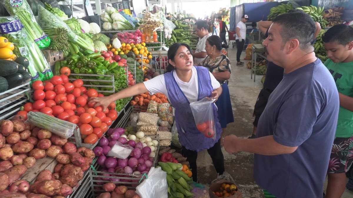 Sauces IX. Un cliente pide explicación por el incremento en el precio de la libra del tomate.