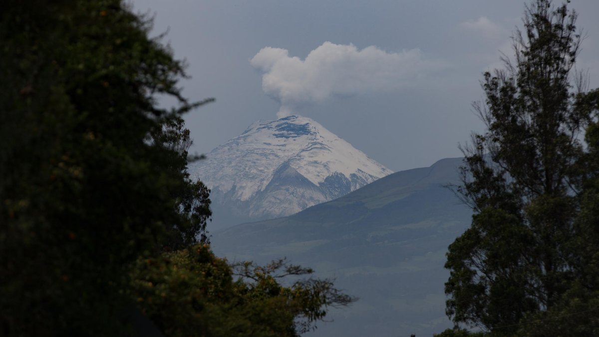 Fotografía del volcán Cotopaxi desde el Valle de los Chillos, hoy en Quito (Ecuador).