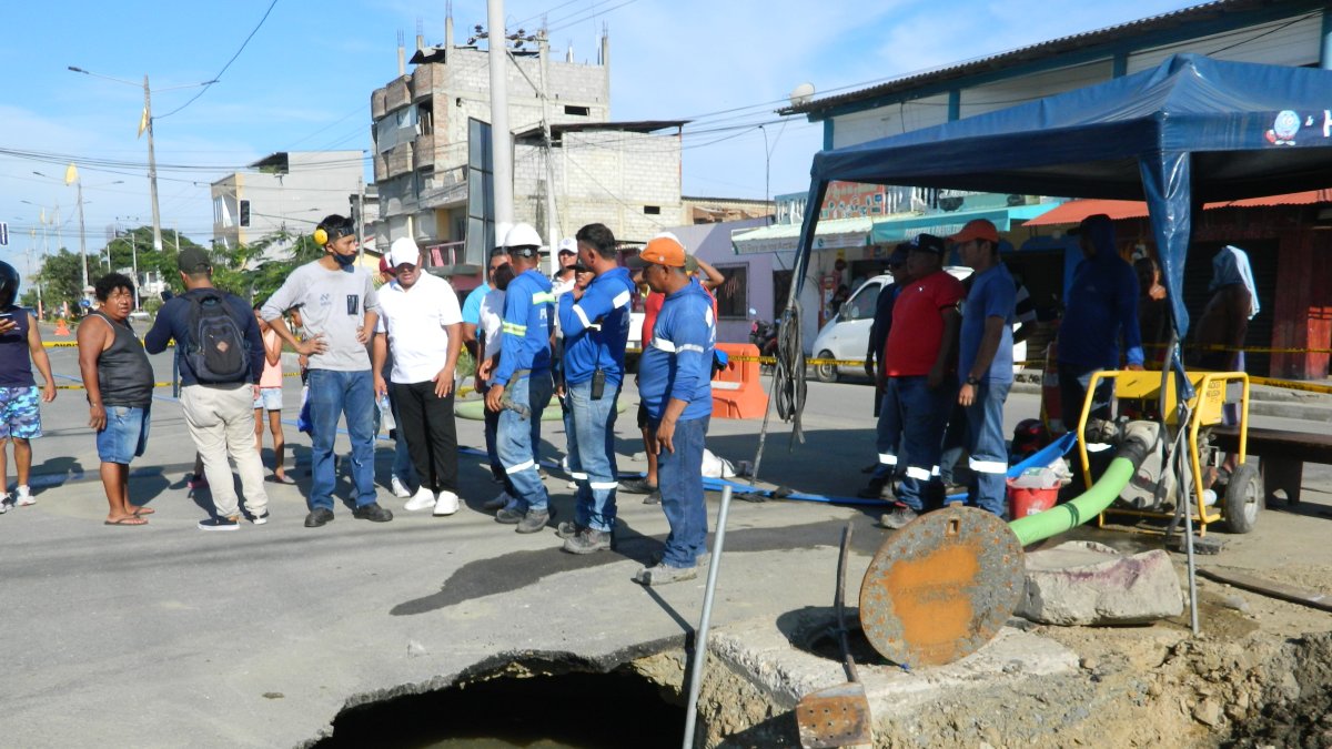 Queja. Debajo del socavón hay aguas que huelen mal y están sucias.