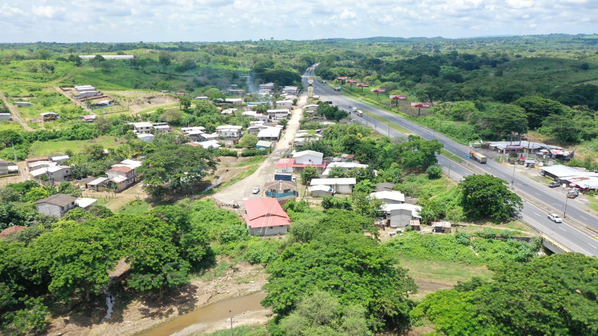 Escenario. El río que allí se observa es La Camarona y está ya casi sin agua. En la imagen es evidente su cercanía con la carretera y los recintos.
