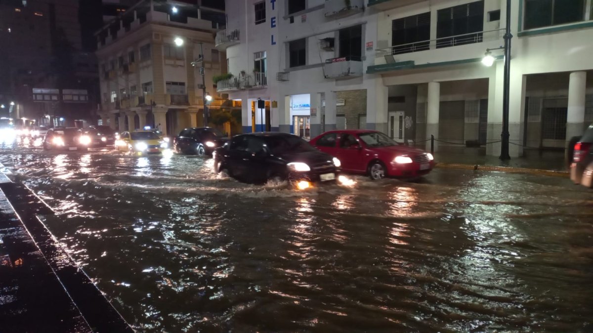 La avenida Malecón Simón Bolívar es una de las donde, cada vez que llueve, se acumula el agua.