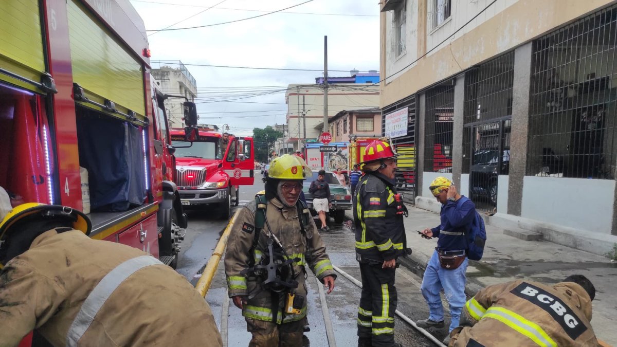Los bomberos llegaron al sitio para controlar el fuego