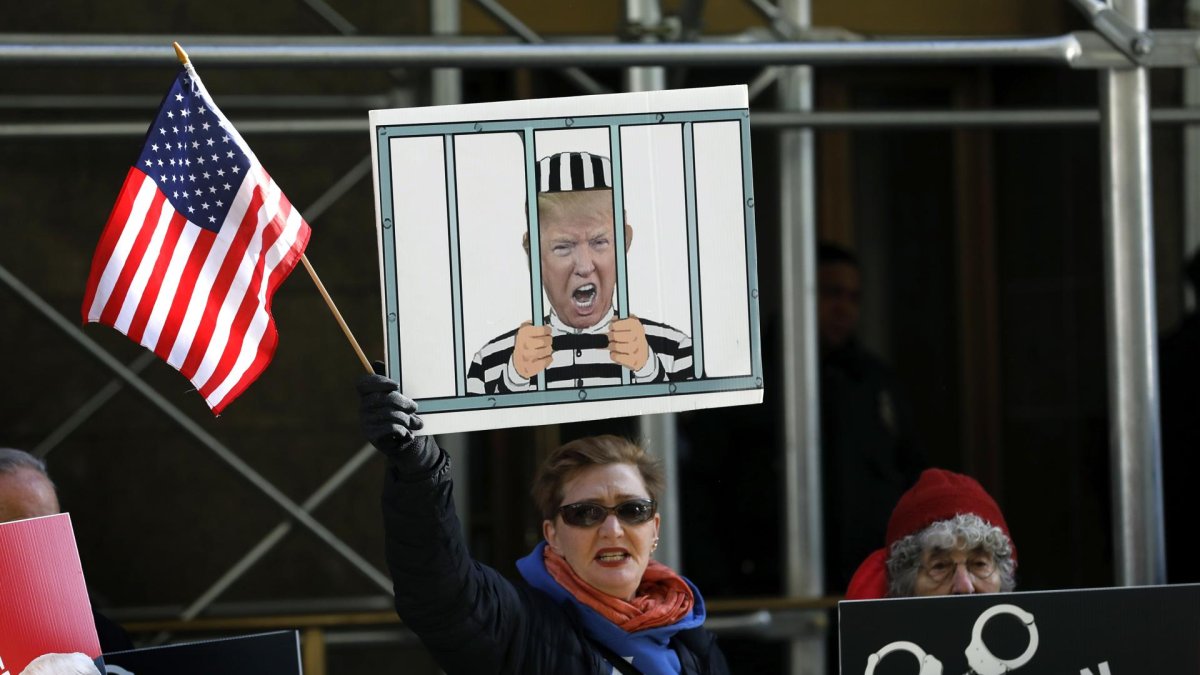 Personas se reúnen frente a una corte de Nueva York, ante la posibilidad de que se procese en una causa al expresidente estadounidense Donald Trump, este 21 de marzo de 2023.