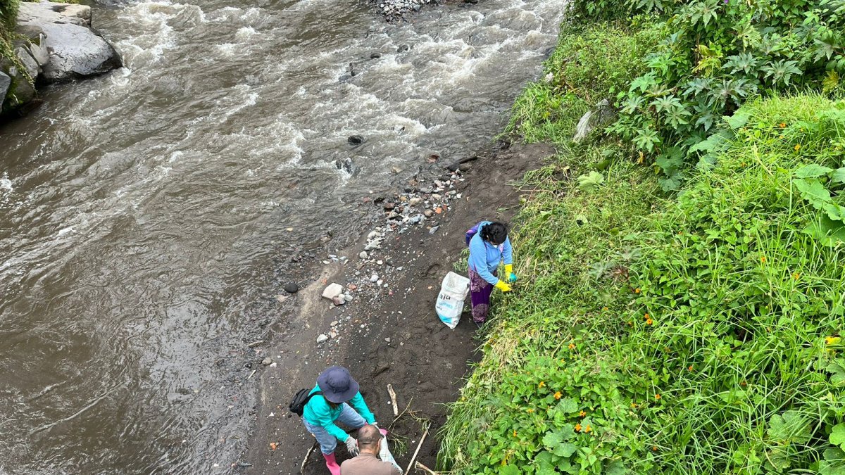 Sangolquí. Los voluntarios realizaron una limpieza del río San Pedro.
