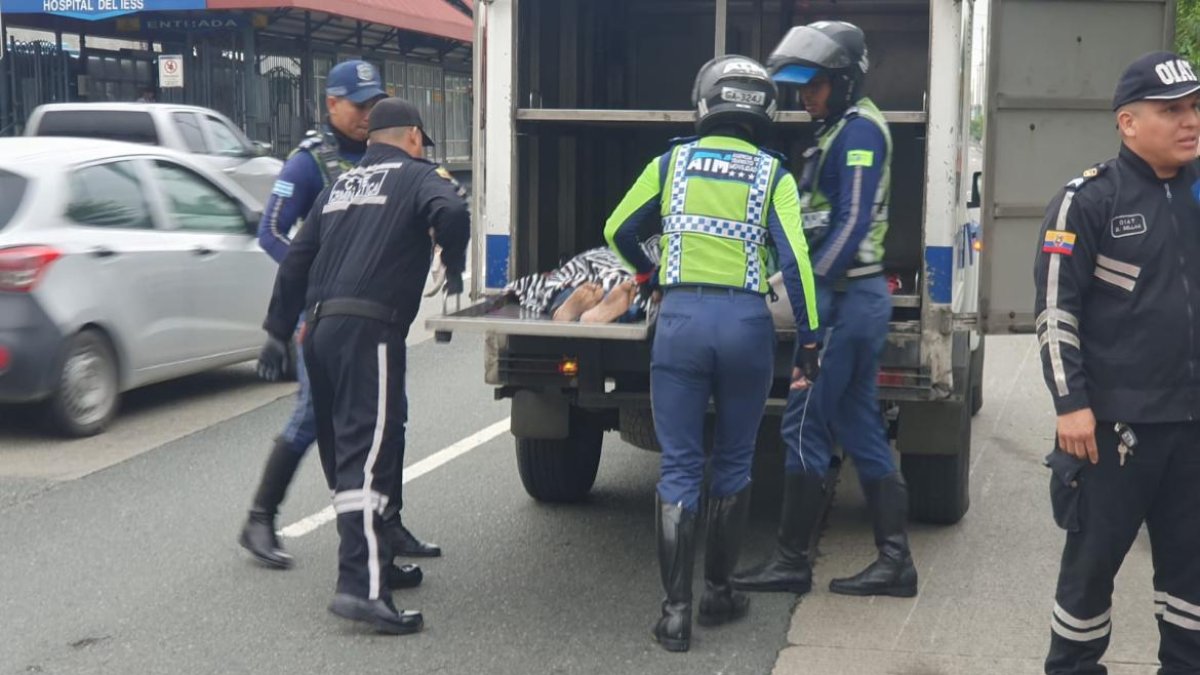 El ciudadano fue atropellado por una motorizado. El señor cruzaba la calle para embarcarse en una unidad de la Metrovía.