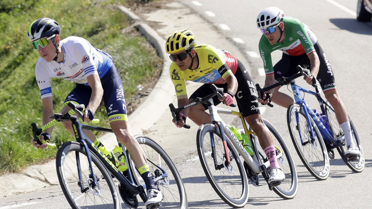 Richard Carapaz (c) lideró la fuga en la tercera etapa de la prueba española.