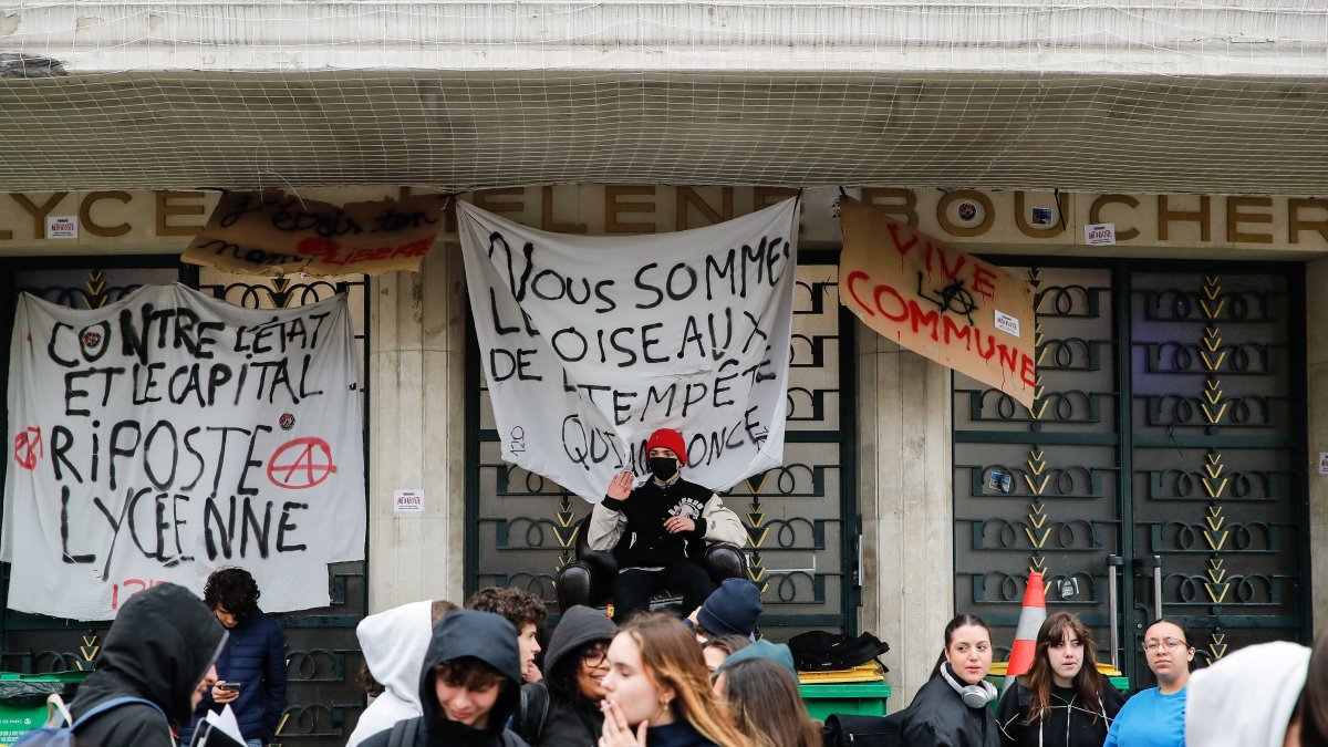 Decenas de estudiantes bloquean las puertas de la escuela secundaria Helene Boucher, en París, mientras protestan contra la reforma de las pensiones del Gobierno este 22 de marzo