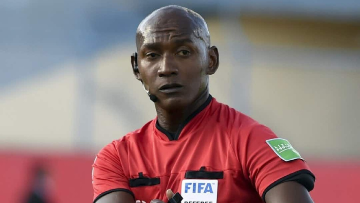 Augusto Aragón (c) ha sido vuelto a cuestionar por el duelo entre Barcelona e Independiente del Valle.