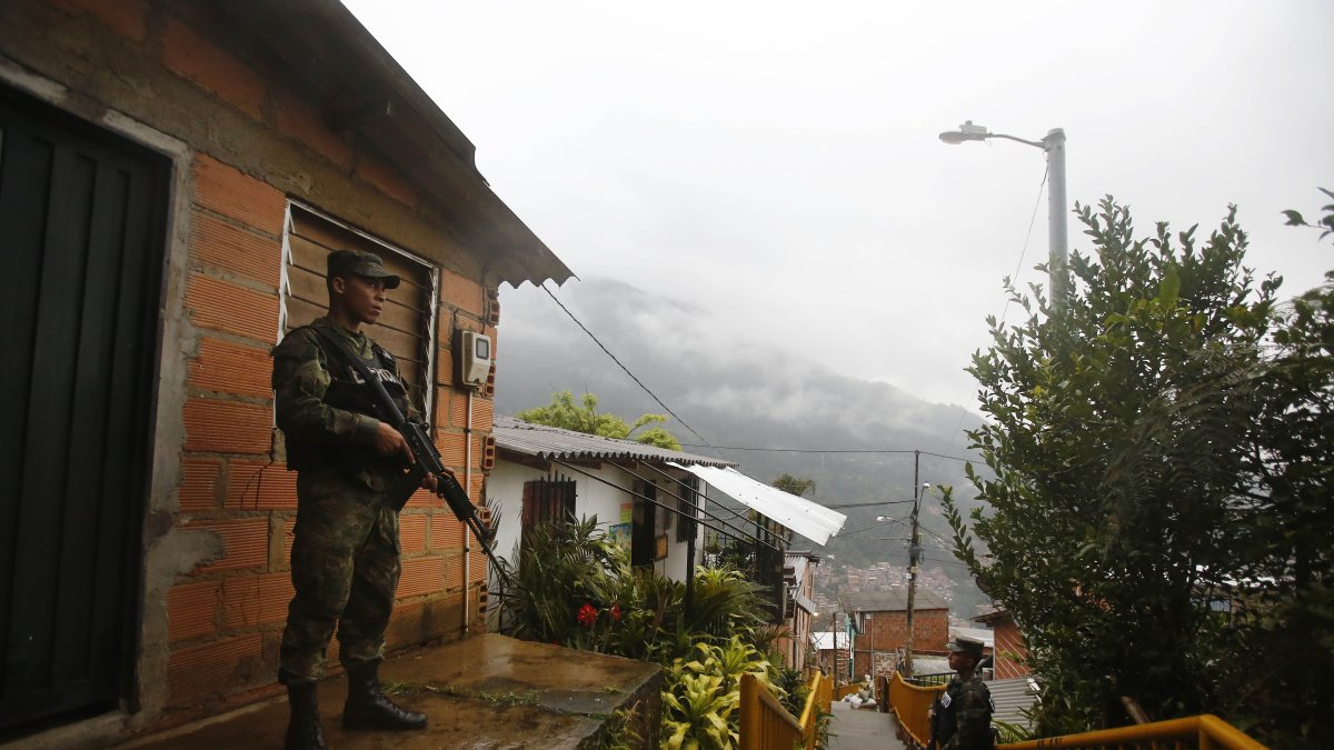 Fotografía de archivo fechada el 6 de mayo de 2022 de miembros de la Policía Nacional de Colombia, mientras patrullan en el barrio La Sierra, en Medellín (Colombia). 