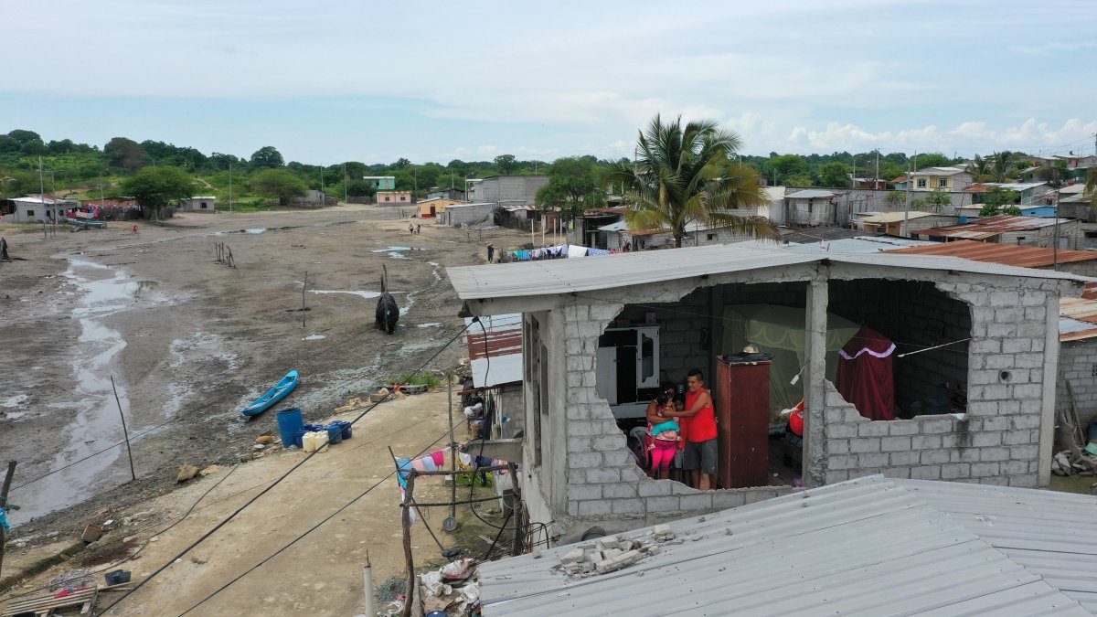 Las viviendas quedaron con las paredes rotas