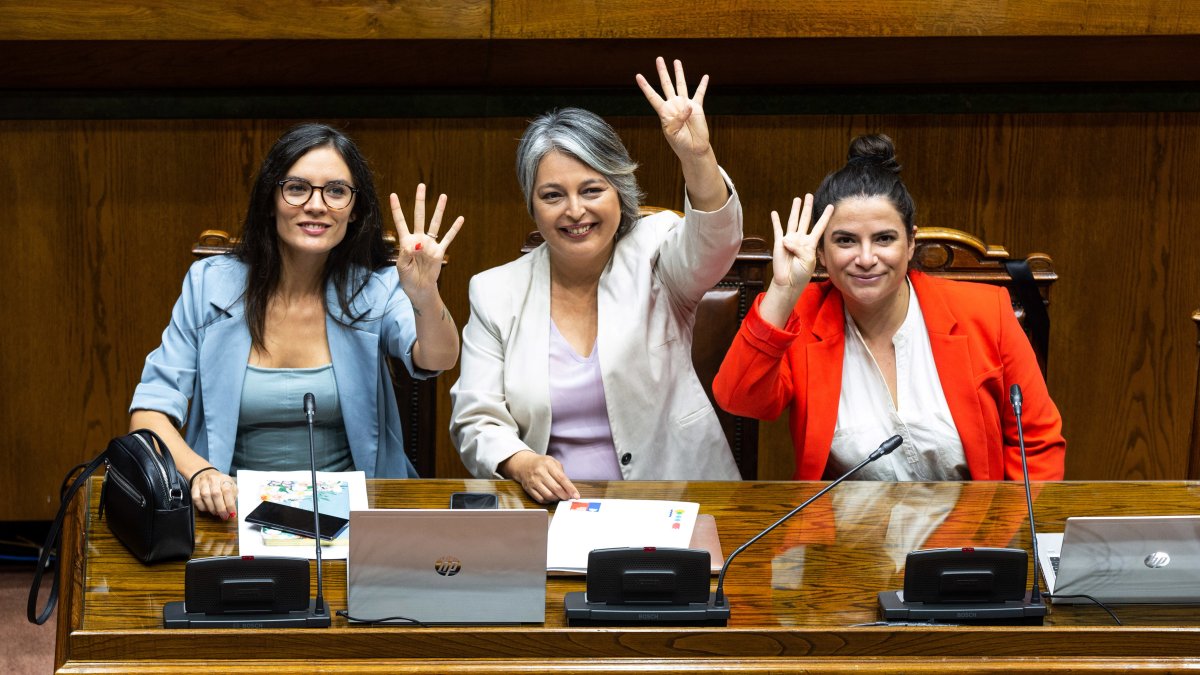 La Ministra del trabajo de Chile, Jeannette Jara (c), junto a la ministra Vocera de Gobierno, Camila Vallejos (i) y la ministra de la Mujer y la Equidad de Género, Antonia Orellana (d).