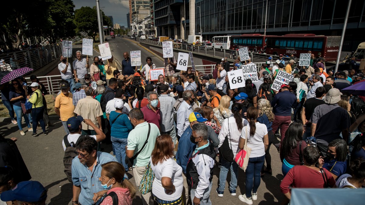 Un grupo de empleados publicos retomaron este 22 de marzo las protestas en Caracas y relcamn alza salarial.