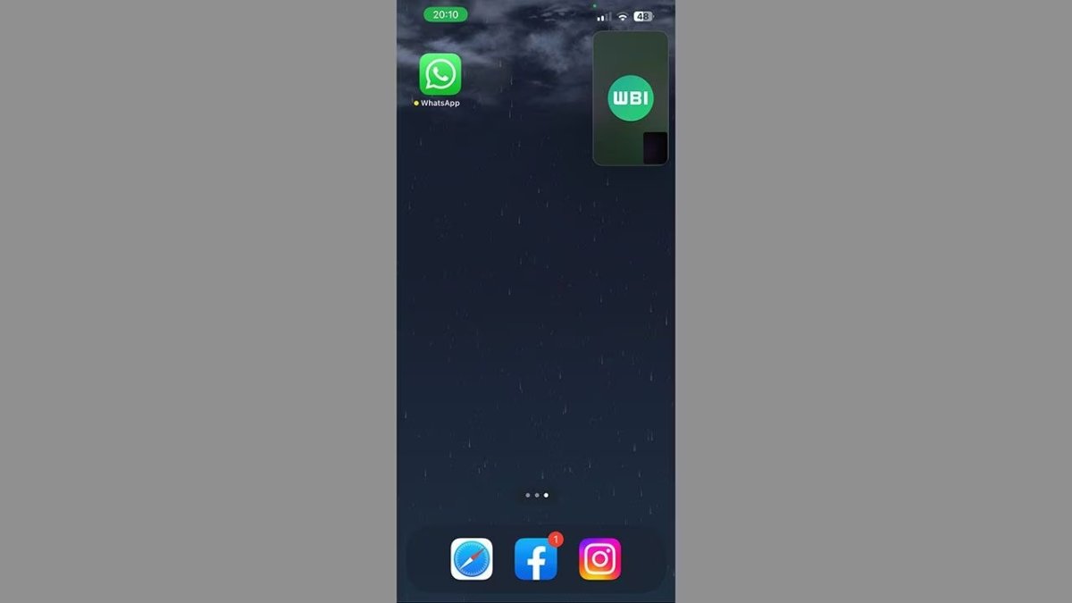 Fondo de pantalla negro y con pocas carpetas