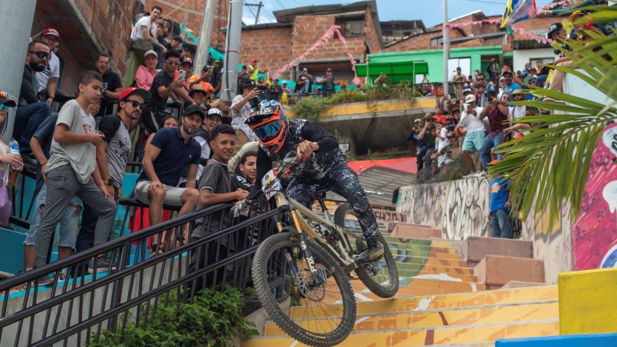 Los 30 ciclistas élite participantes dieron muestras de su habilidad y técnica.