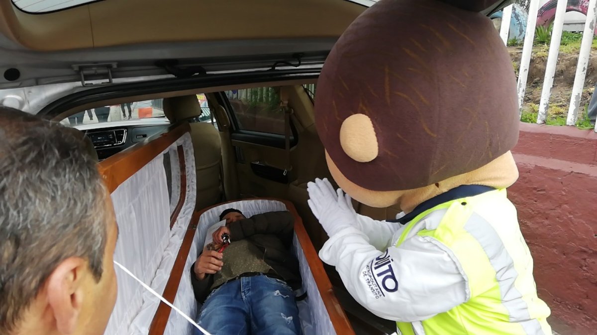 Fuerte. Recostarse en el interior de un féretro es parte de la experiencia.