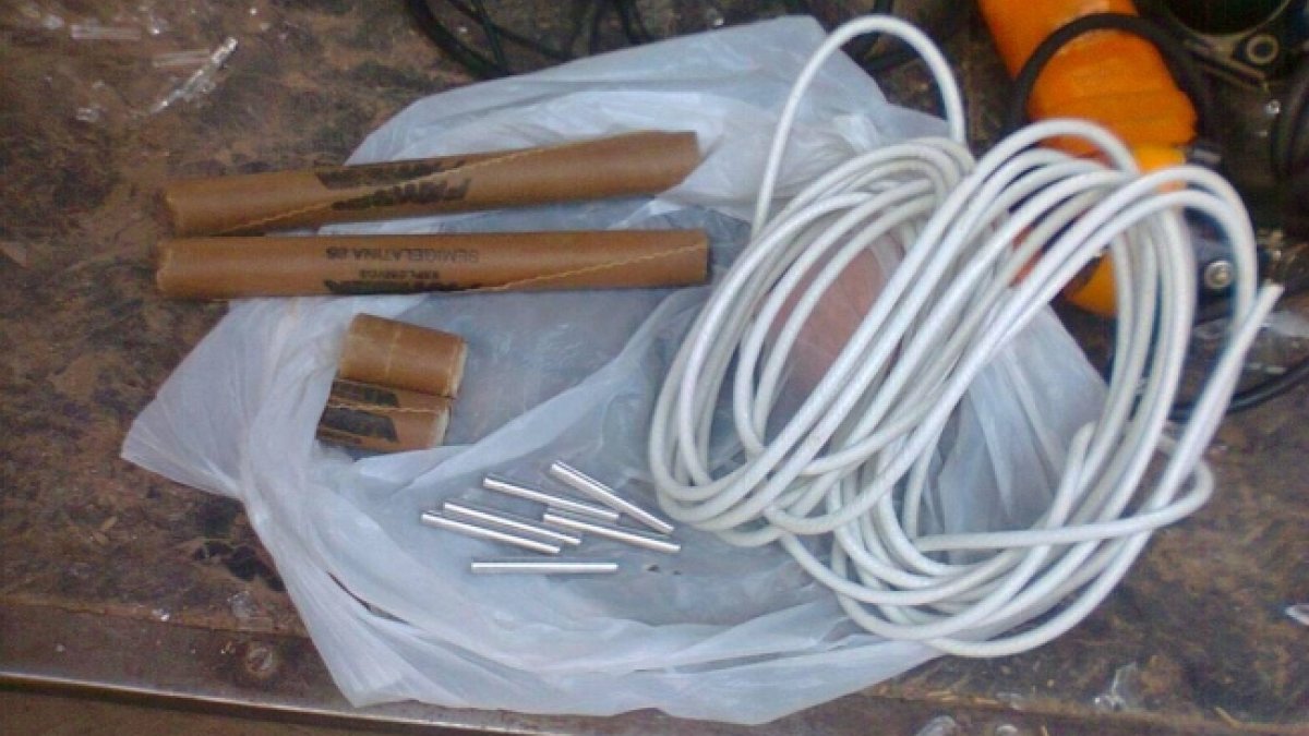 Investigación. Explosivos, fulminantes y otros objetos halló la policía.