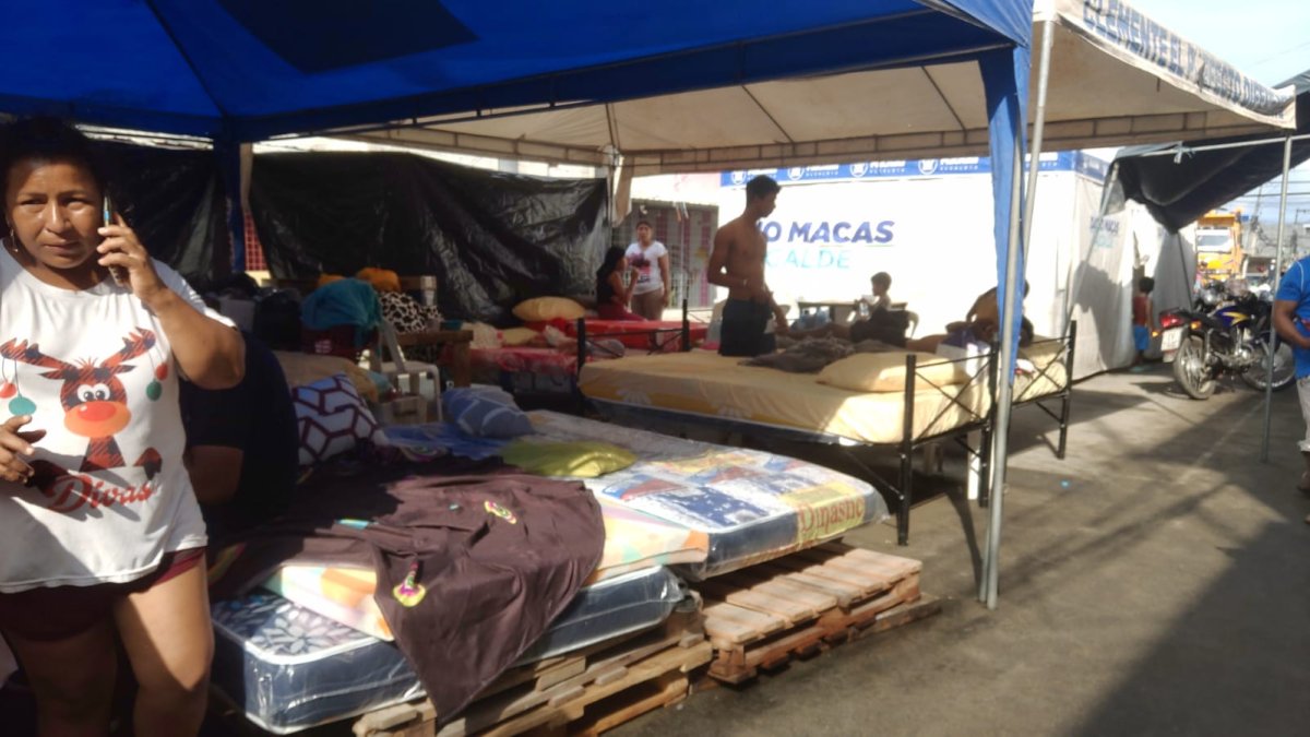 Al menos 15 familias viven y duermen en la calle Olmedo tras el fuerte sismo.