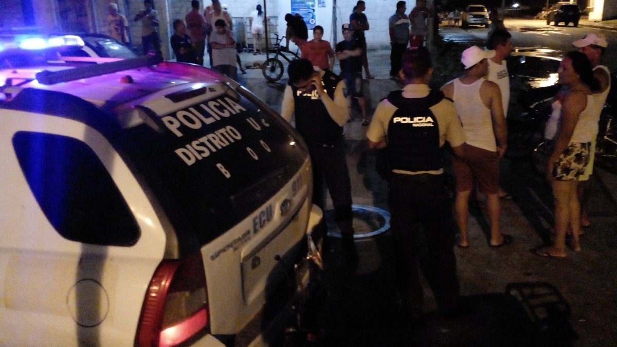 La joven fue sorprendida por dos sujetos que se desplazaban en una moto.