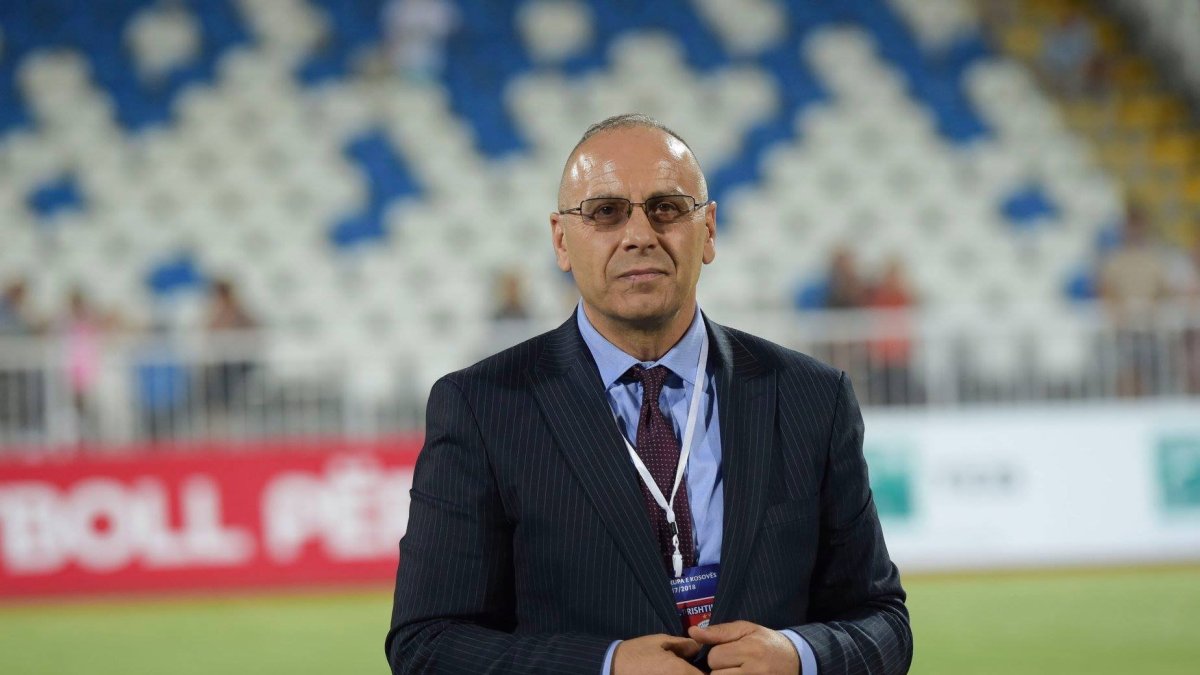 Agim Ademi dirige la FFK desde 2018, cuando reemplazó al histórico exfutbolista Fadil Vokrri, fallecido ese año.