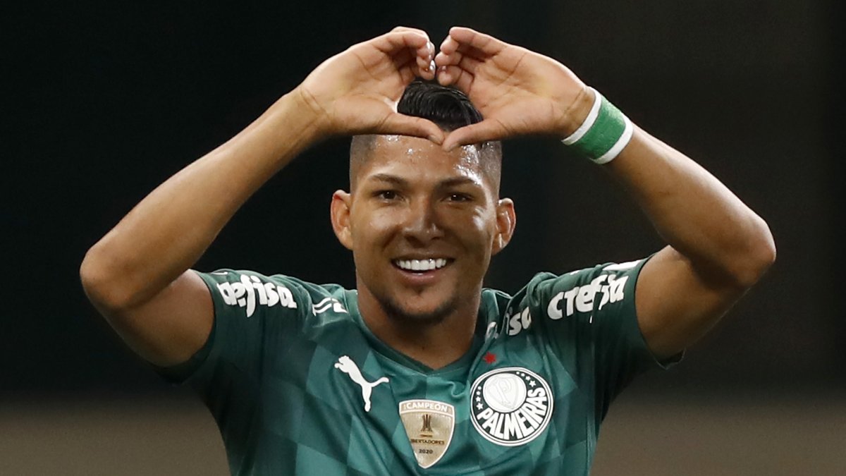 Rony y todos sus compañeros esperan que la Confederación Brasileña de Fútbol anuncie lo más rápido el nombre del nuevo seleccionador de la Canarinha.