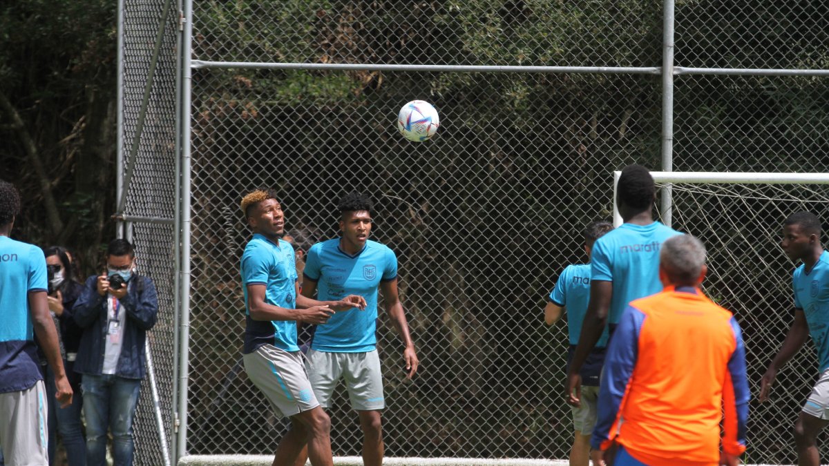 Kevin Rodríguez (botines amarillo) fue el único jugador de campo, aunque con polémica, del medio local que estuvo en el Mundial de Qatar.