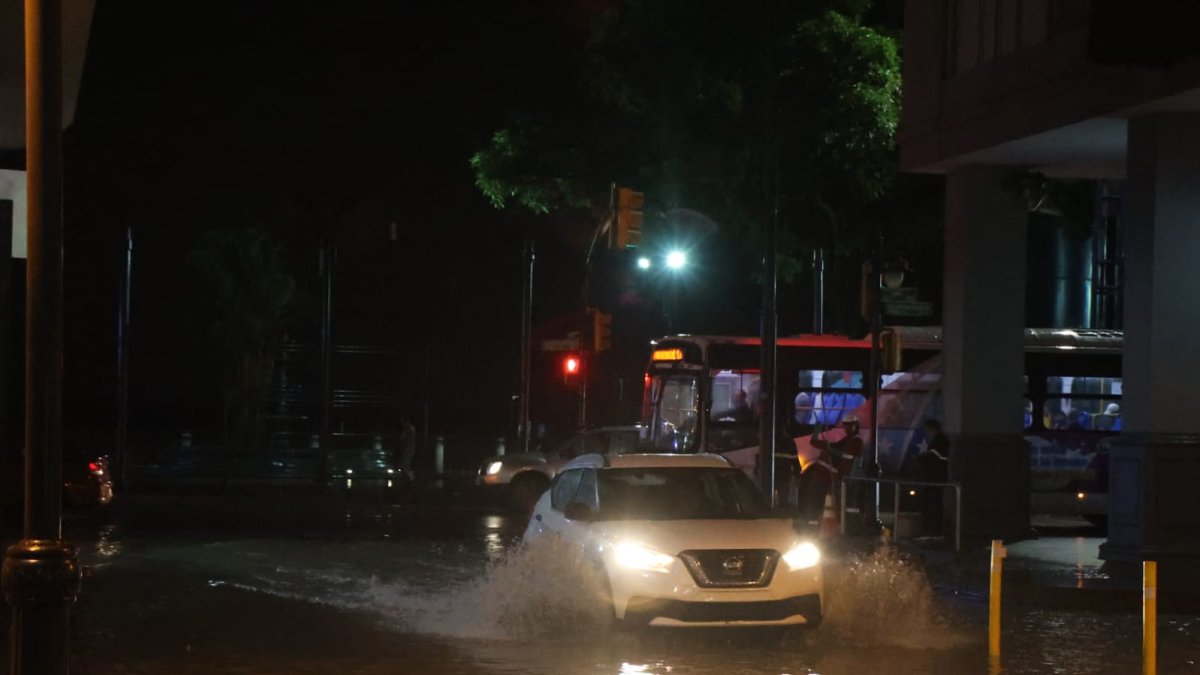 Se tenía previsto que la marea subiera a 5 metros y el agua se rebosara en diferentes zonas.