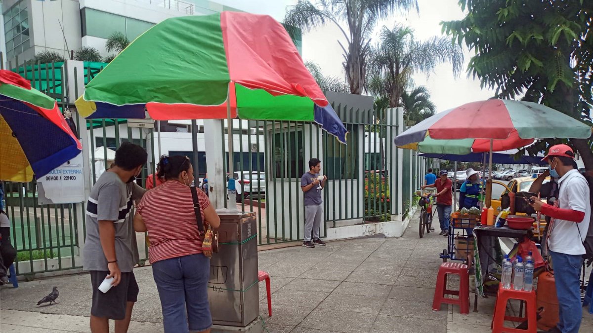 Los exteriores del hospital IESS-Efrén Jurado ha sido invadido por el comercio informal.