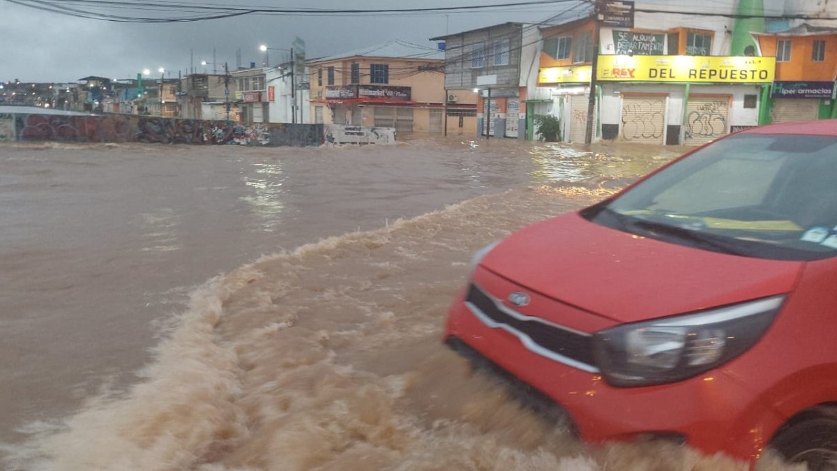Así permanecen las calles del norte de Guayaquil, tras la tormenta eléctrica registrada desde la madrugada .