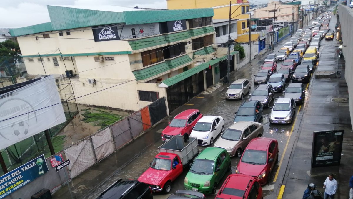 La avenida Francisco de Orellana, en el norte de Guayaquil, es una de las arterias más afectadas por el intenso tráfico.