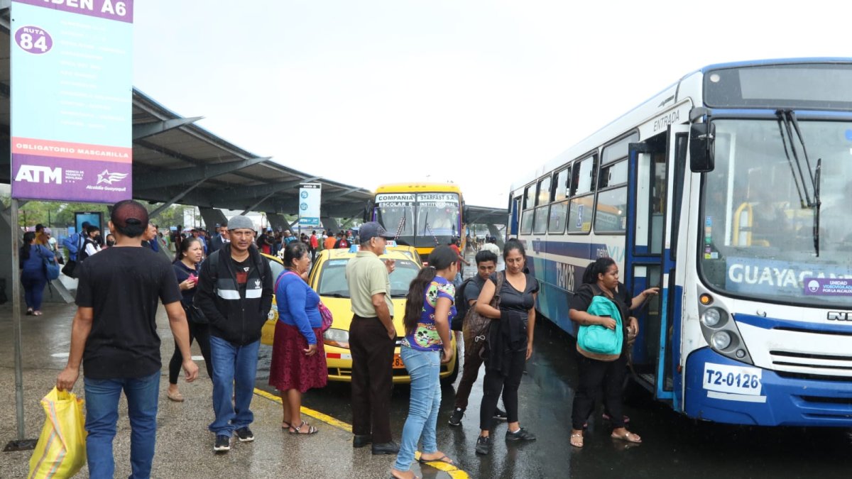 Los urbanos se paralizan, pero hay otros medios que sí trabajarán en Guayaquil.