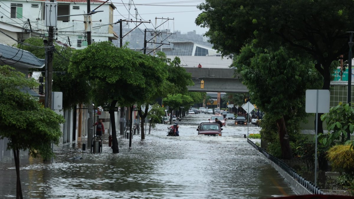 Se recomienda a los conductores usar vías alternas ante las inundaciones de calles principales.