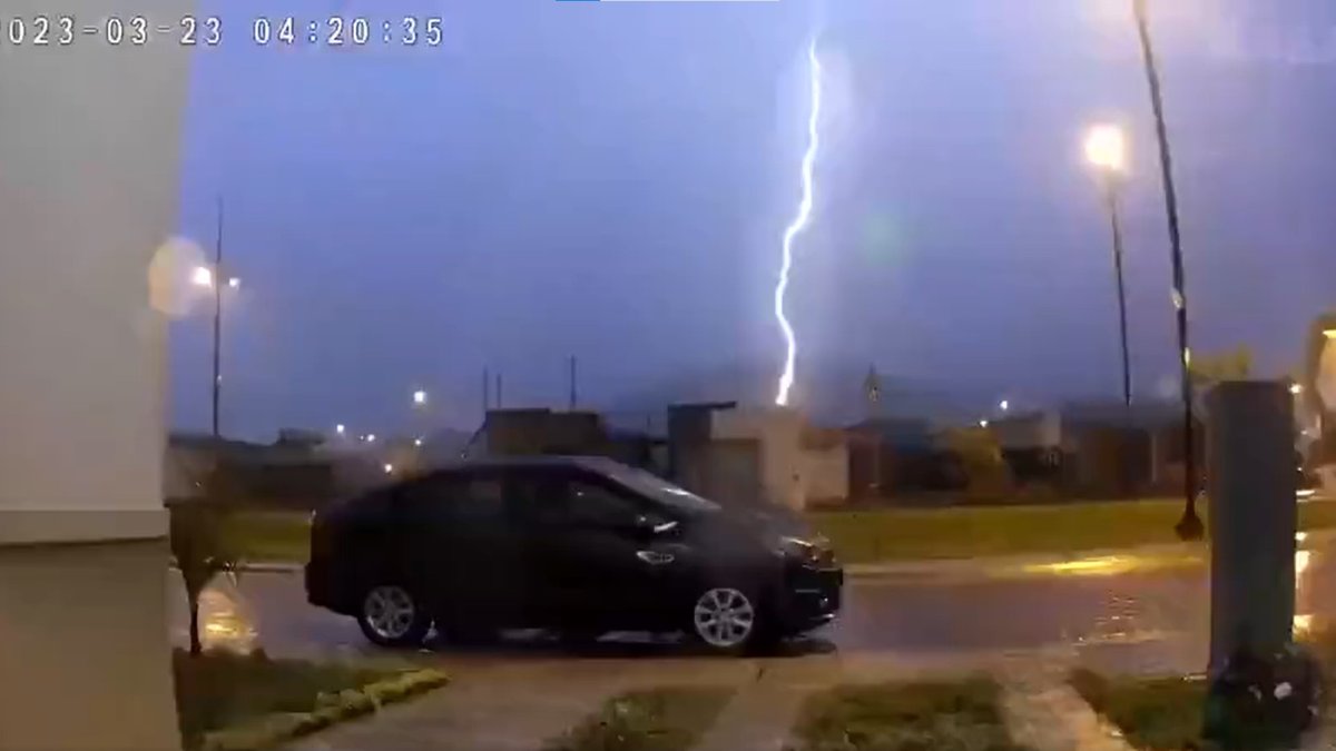 Cámara de seguridad instalada en un domicilio, muestra el momento exacto en el que un rayo cae sobre el horizonte.