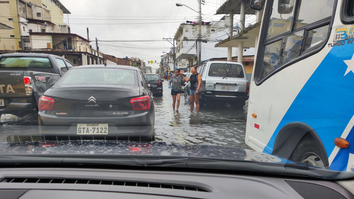 Calles del centro de la ciudad, como la García Moreno, también amanecieron anegadas.