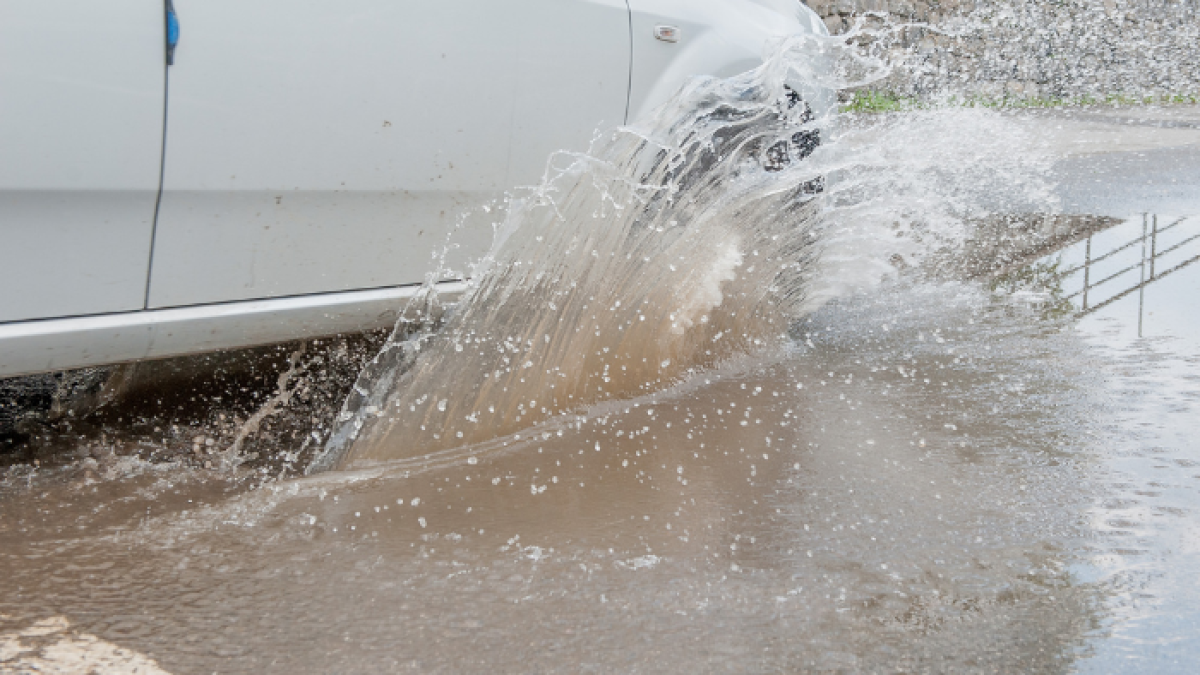 Cuando llueve hay que prestar mucha atención en lo que concierne al comportamiento de las llantas.