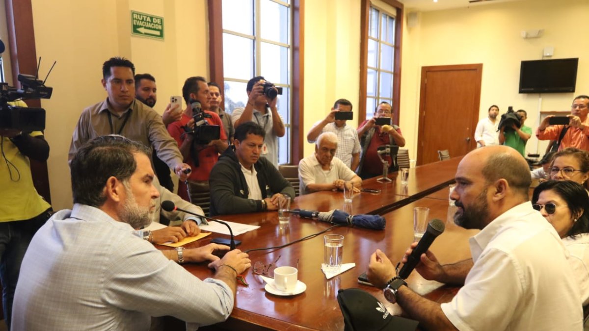 El gobernador del Guayas Francesco Tabacchi y Christian Sarmiento de la Fetug dialogarán el 5 de abril con Aquíles Álvarez sobre el incremento del pasaje de bus.