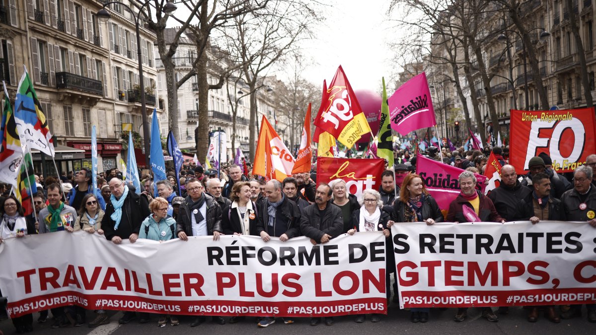 Las protestas por las reformas de pensiones toman fuerza en Francia.