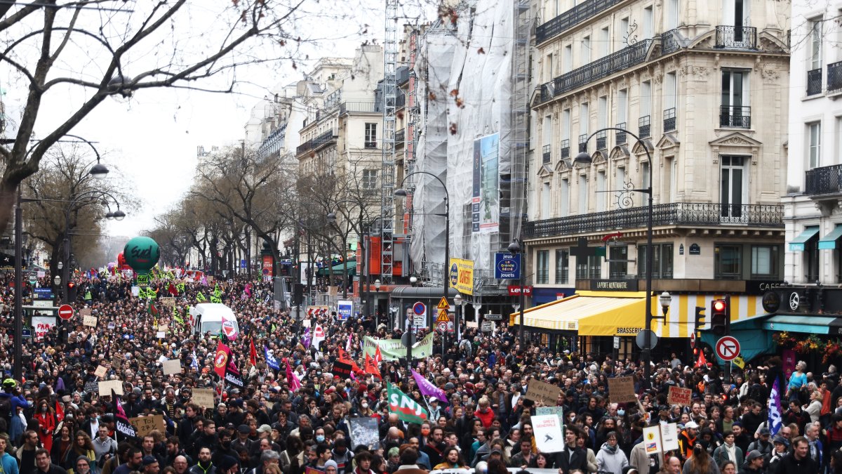 Miles de personas participaron en una protesta contra la reforma gubernamental del sistema de pensiones en París, Francia. .