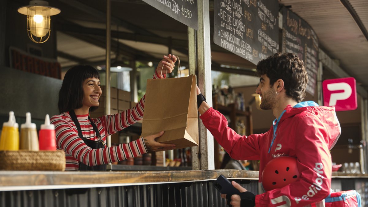 Labor.- La entrega a domicilio, en Guayaquil se realizó solo de los restaurantes que no estuvieron afectados por la calle llena de agua.