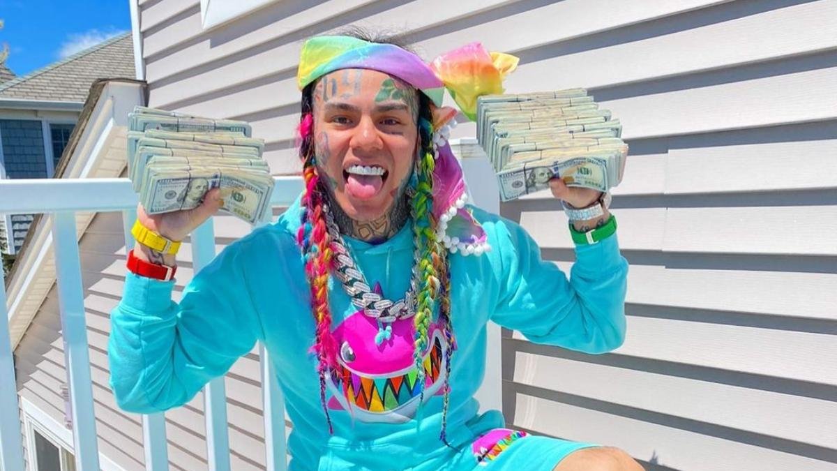 Tekashi 6ix9ine un artista del género urbano cuya vida ha girado en torno a la controversia.