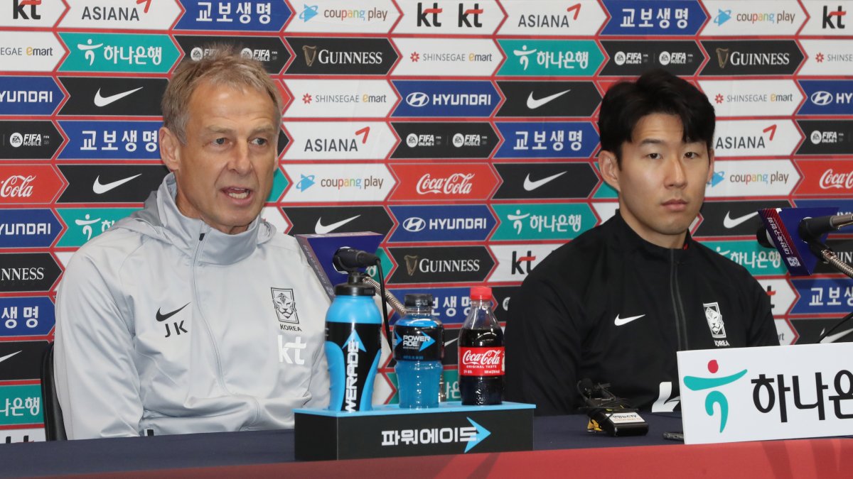 Jürgen Klinsmann (i), exfutbolista alemán y actual entrenador de Corea del Sur, durante rueda de prensa previo al choque amistoso contra Colombia. A su derecha el capitán Son Heung-min.