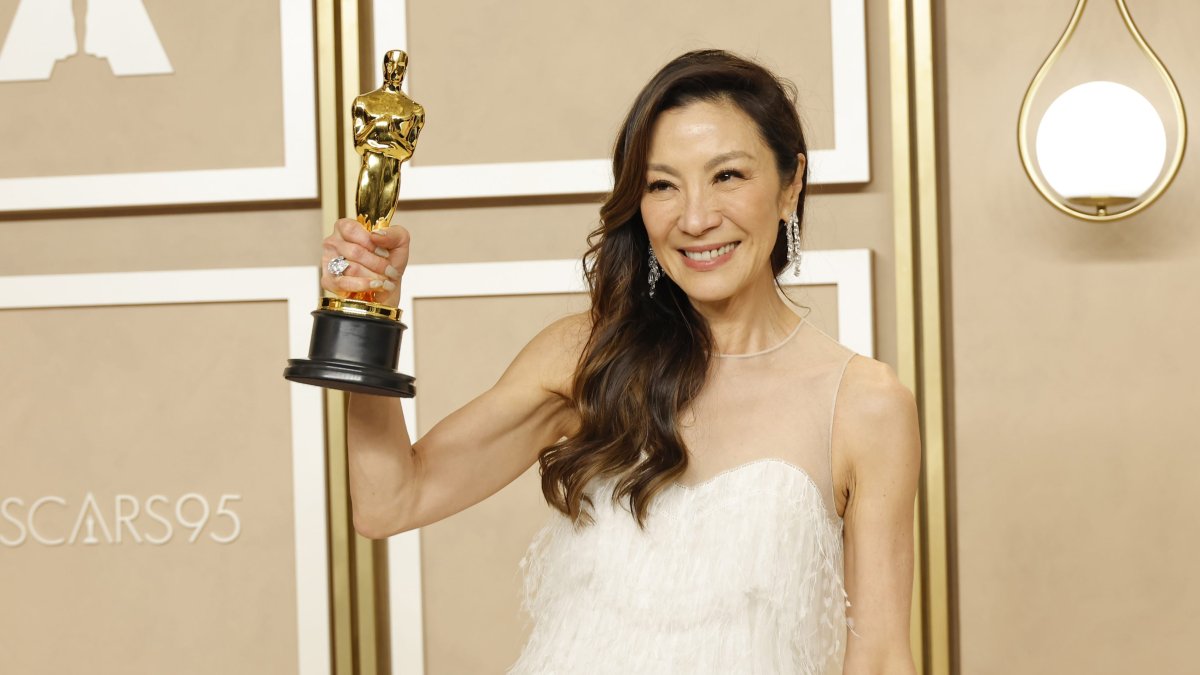 Michelle Yeoh alza el Óscar tras su triunfo como mejor actriz.