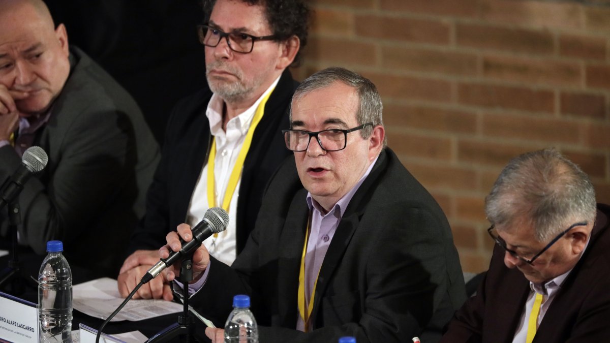 Rodrigo Londoño (c), presidente del partido Comunes, en una fotografía de archivo.