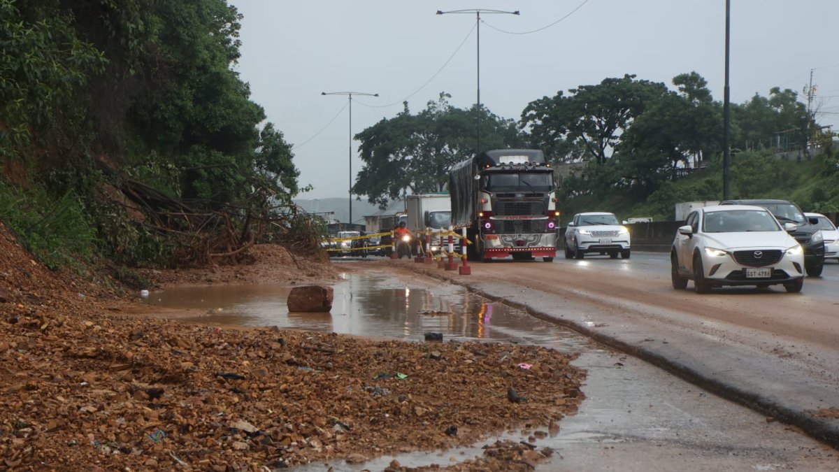 El derrumbe colapsó el tráfico en la vía Perimetral.