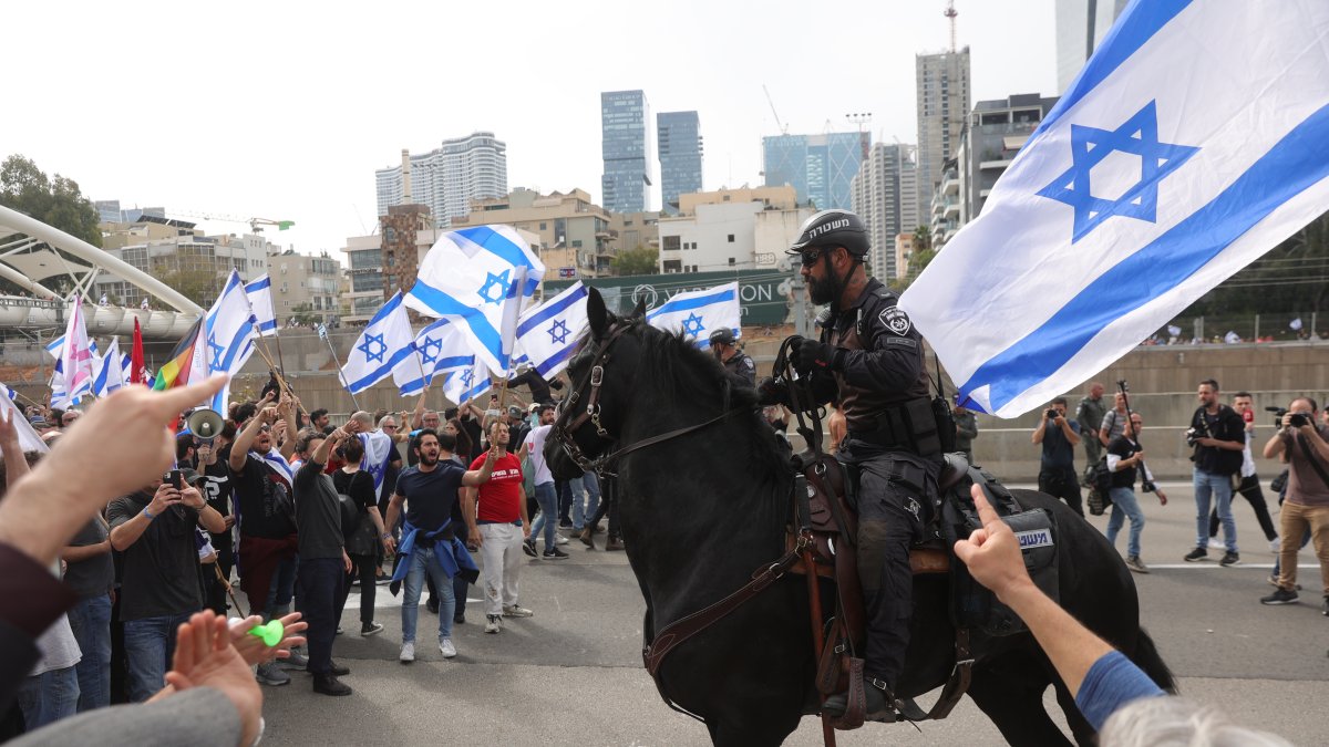 La unidad de caballería de la policía interviene cuando los manifestantes bloquean la autopista Ayalon durante una manifestación contra la reforma del sistema de justiciad el gobierno israelí.