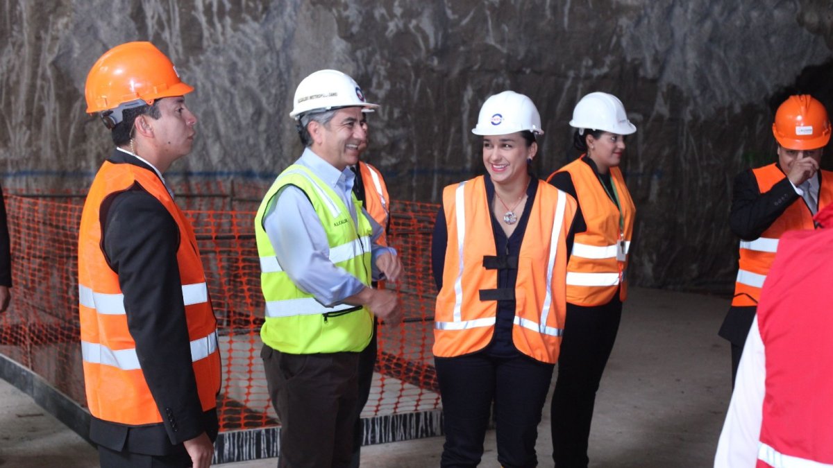 Inicios. El exalcalde Barrera, cuando empezaron las obras, con Gabriela Rivadeneira.