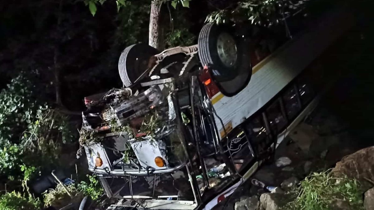 Uno de los vehículos accidentados donde se transportaban los 14 migrantes, entre ellos, los compatriotas.