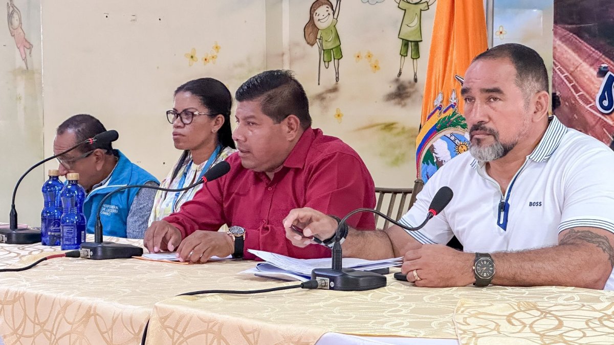 Sesión. Autoridades se reunieron cuando bajó la intensidad de la lluvia.