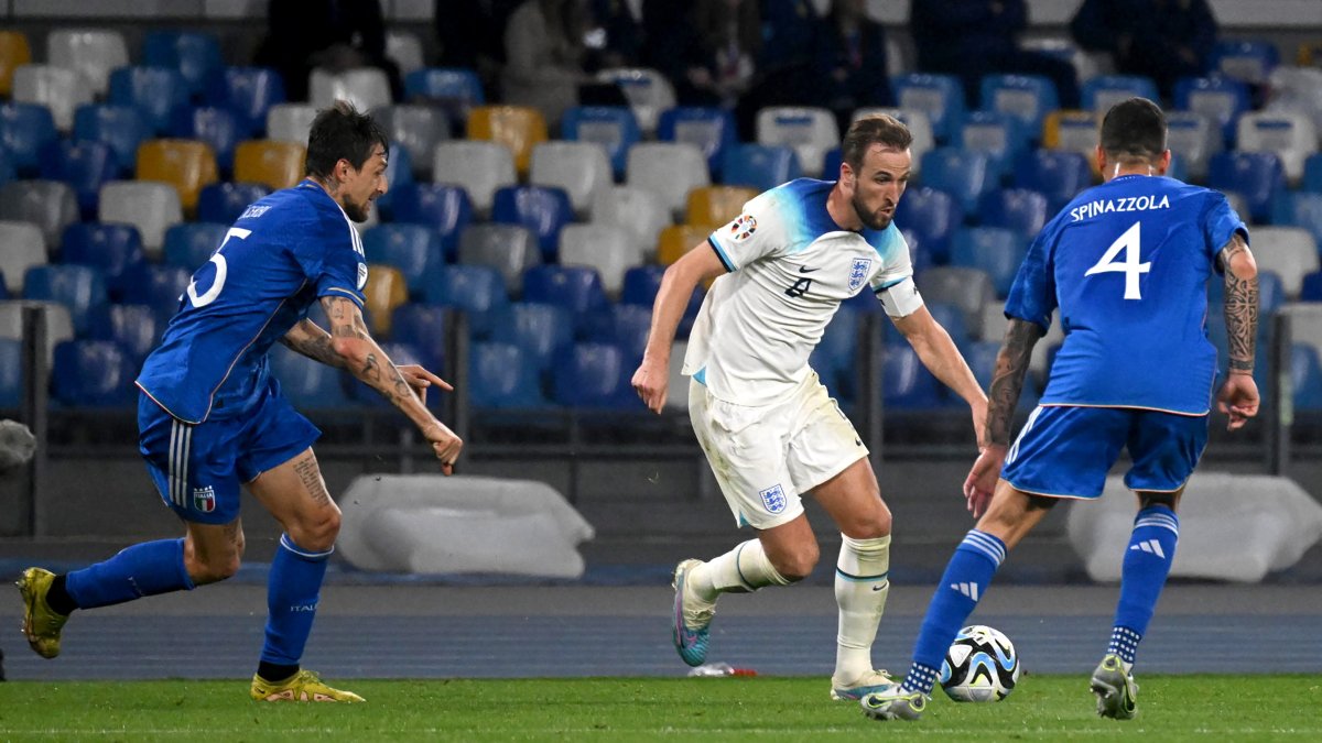 Harry Kane (c) se convirtió en el máximo goleador del combinado inglés.