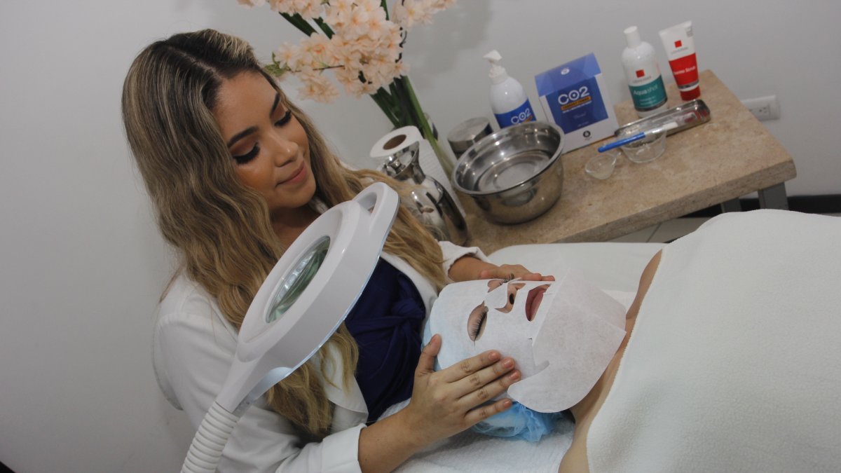La cosmiatra Lissette Ulloa procede a aplicar la mascarila para purificar y detoxificar la piel.