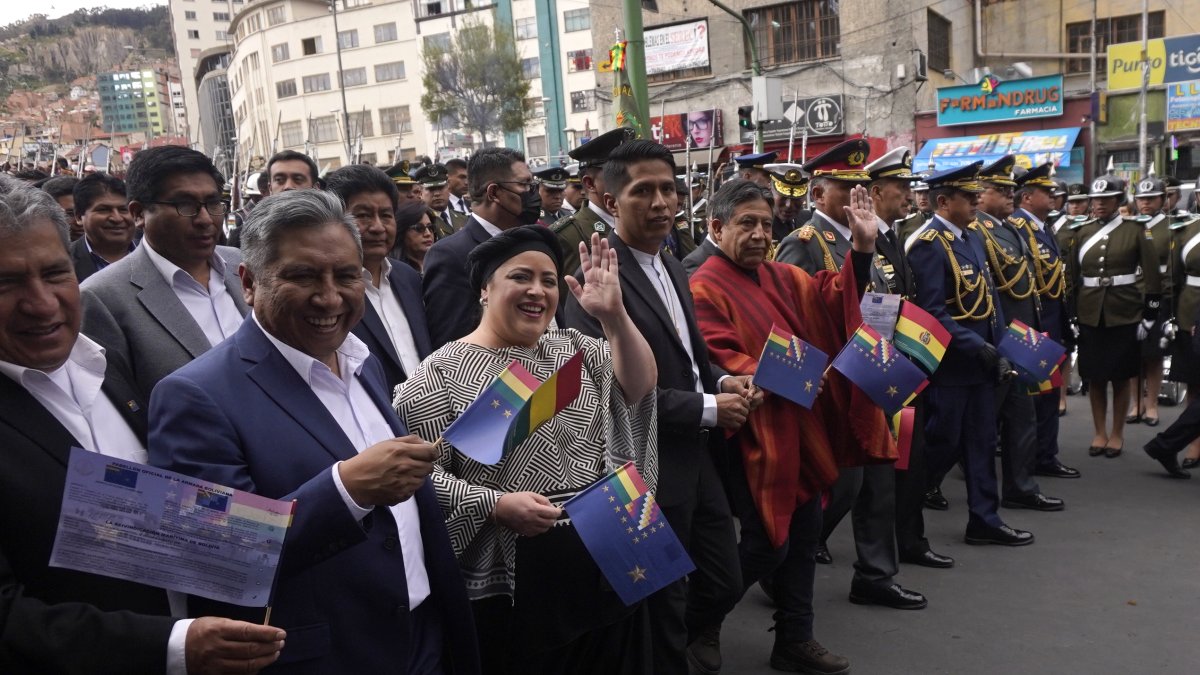 El ministro de Defensa, Edmundo Novillo, el canciller Rogelio Mayta, la ministra de la Presidencia, María Nela Prada, caminan durante los actos  en la víspera del Día del Mar, en La Paz. 